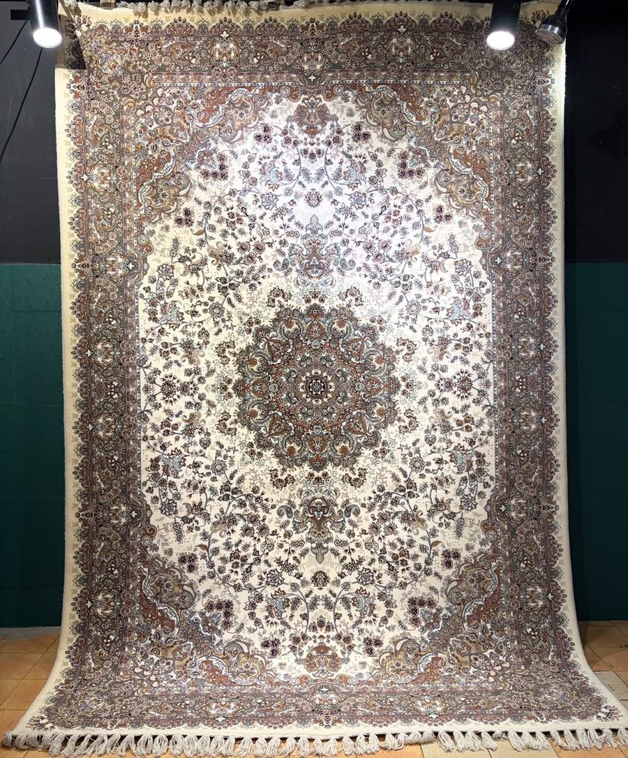 Machine-made carpet, ivory field with round rosette medallion and floral corners