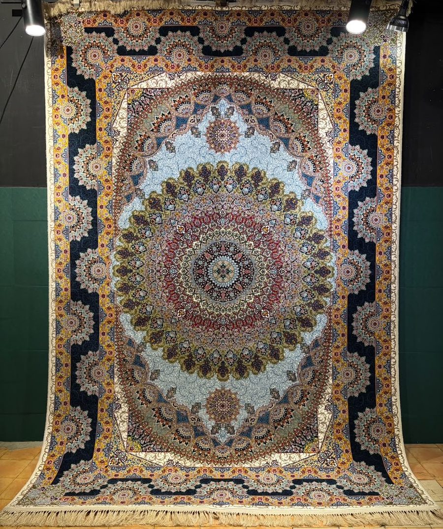 Machine-made carpet, ivory field with concentric sunburst medallion in navy and gold